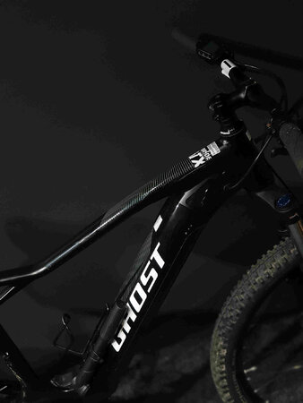 Testovaný E-Bike Ghost Hybride HTX Y2.7+ Jet Black Star White 2020