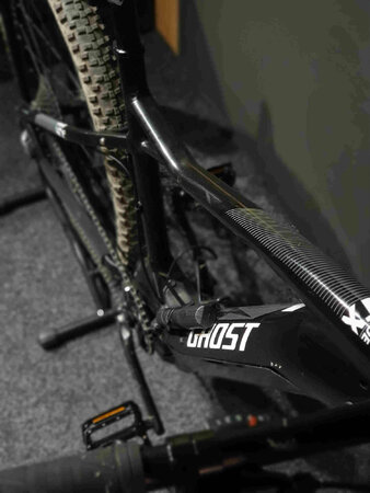 Testovaný E-Bike Ghost Hybride HTX Y2.7+ Jet Black Star White 2020