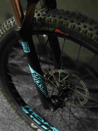Testovaný E-Bike MONDRAKER E-Prime + 27,5, BLACK/LIGHT BLUE 2018