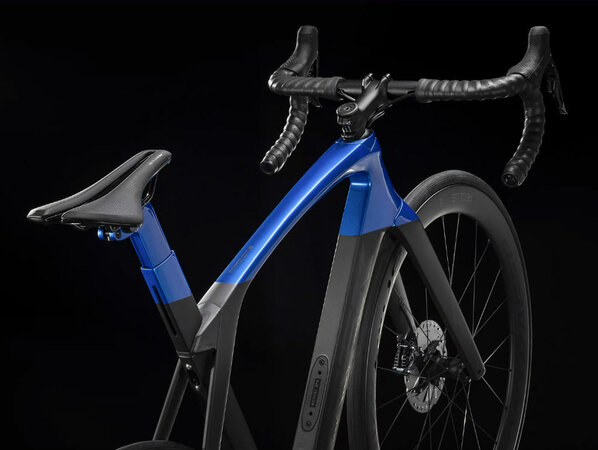 Bicykel Trek Madone SL 7 Disc Matte Black/Gloss Alpine Blue 2020