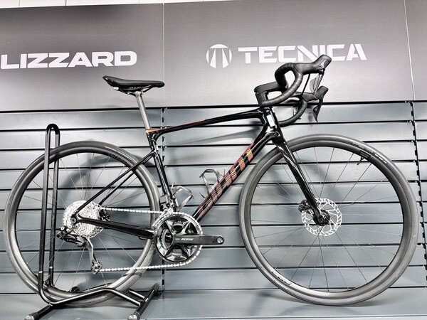 Testovaný bicykel Giant Defy Advanced 1 Black/Helios Orange 2024