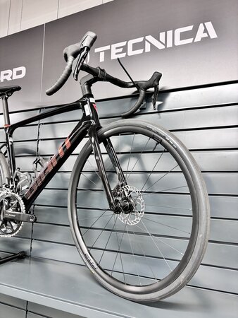 Testovaný bicykel Giant Defy Advanced 1 Black/Helios Orange 2024