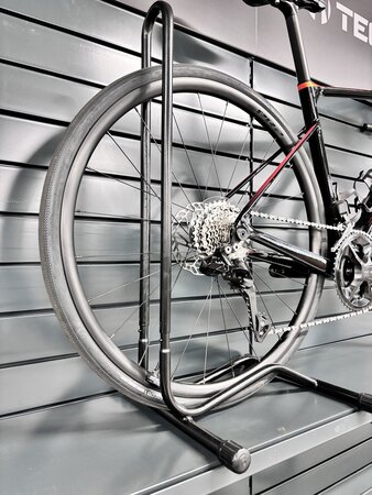 Testovaný bicykel Giant Defy Advanced 1 Black/Helios Orange 2024