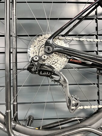 Testovaný bicykel Giant Defy Advanced 1 Black/Helios Orange 2024