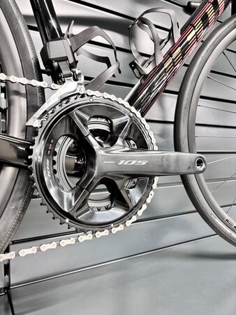 Testovaný bicykel Giant Defy Advanced 1 Black/Helios Orange 2024