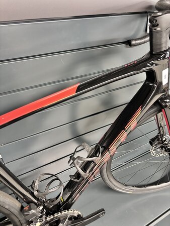 Testovaný bicykel Giant Defy Advanced 1 Black/Helios Orange 2024