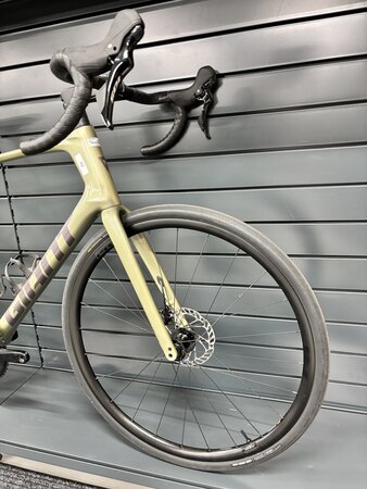 Testovaný bicykel Giant Defy Advanced 2 Bay Leaf 2024