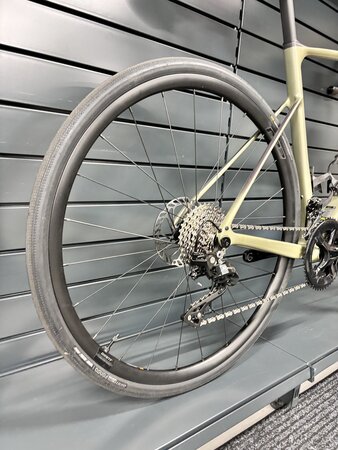 Testovaný bicykel Giant Defy Advanced 2 Bay Leaf 2024