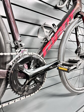 Testovaný bicykel Giant Defy Advanced 2 Tiger Red 2024