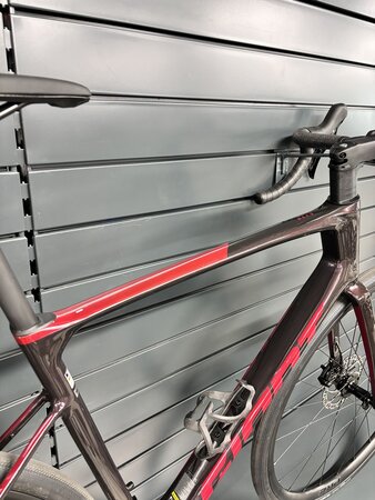 Testovaný bicykel Giant Defy Advanced 2 Tiger Red 2024