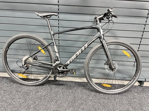 Testovaný bicykel Giant FastRoad AR 2 Metallic Black 2024