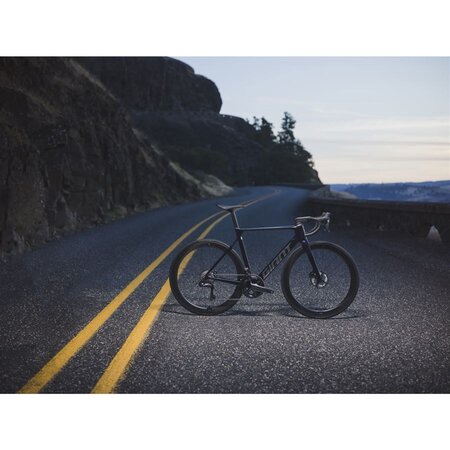 Bicykel Giant Propel Advanced Pro 0-Di2 Black Currant 2024