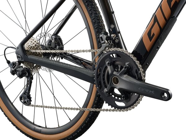 Bicykel Giant Revolt Advanced 2 Carbon Smoke 2026