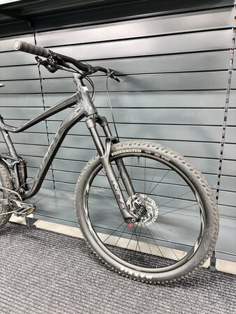 Testovaný bicykel Giant Stance 2 Knight Shield 2023