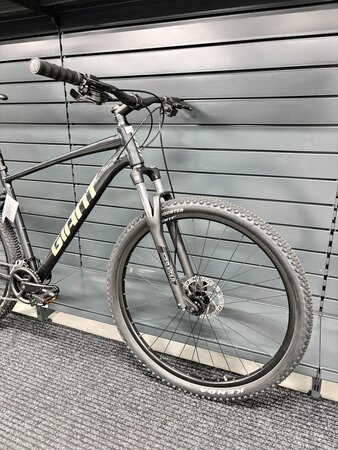 Testovaný bicykel Giant Talon 4 Metallic Black 2024