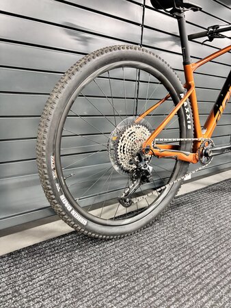 Testovaný bicykel Giant XTC Advanced 2 Black/Amber Glow 2023