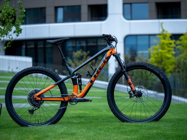 Bicykel Trek Fuel EX 9.7 Factory Orange/Lithium Grey 2021