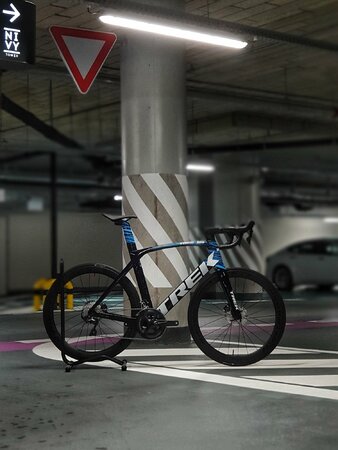 Bicykel Trek Madone SLR 6 Disc Blue/Smoke 2021