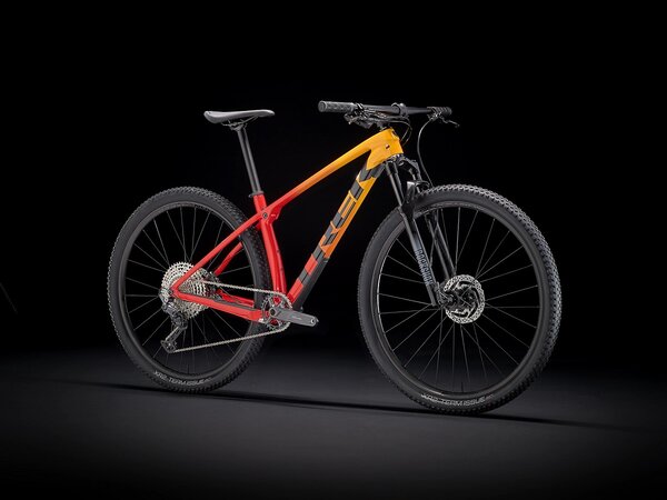 Bicykel Trek Procaliber 9.5 Marigold to Radioactive Red Fade 2021