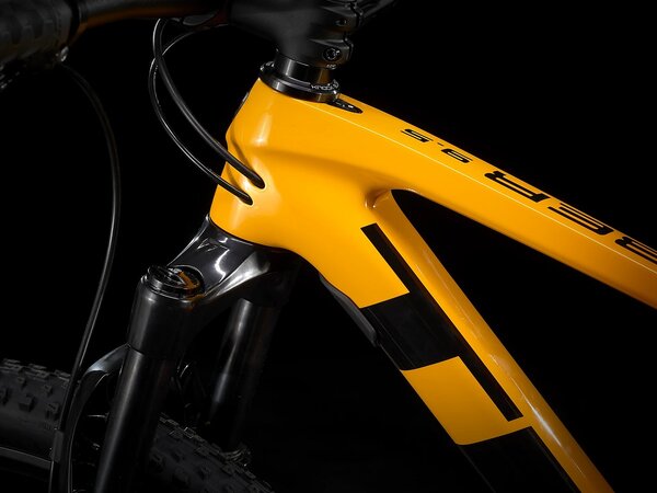 Bicykel Trek Procaliber 9.5 Marigold to Radioactive Red Fade 2021