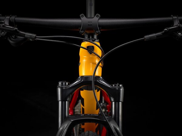 Bicykel Trek Procaliber 9.5 Marigold to Radioactive Red Fade 2021