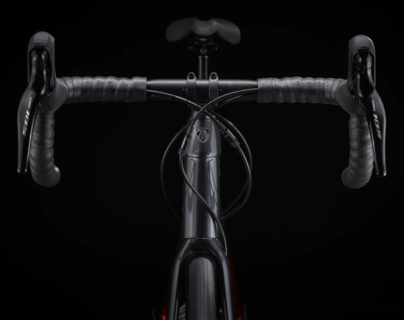 Bicykel Trek Domane AL 5 Disc Lithium Grey to Crimson Fade 2023