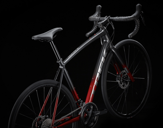 Bicykel Trek Domane AL 5 Disc Lithium Grey to Crimson Fade 2023