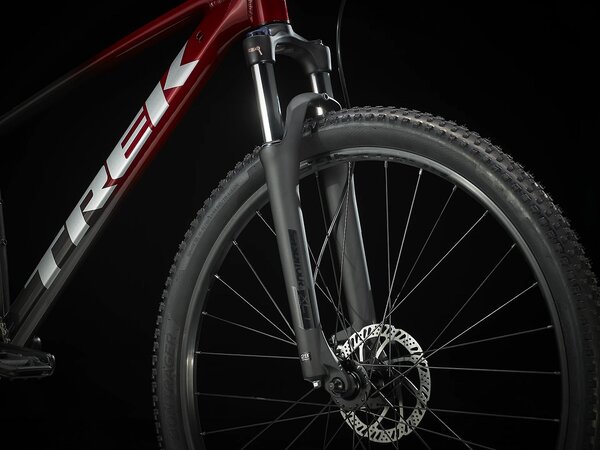 Bicykel Trek Marlin 6 Rage Red to Dnister Black Fade 2022