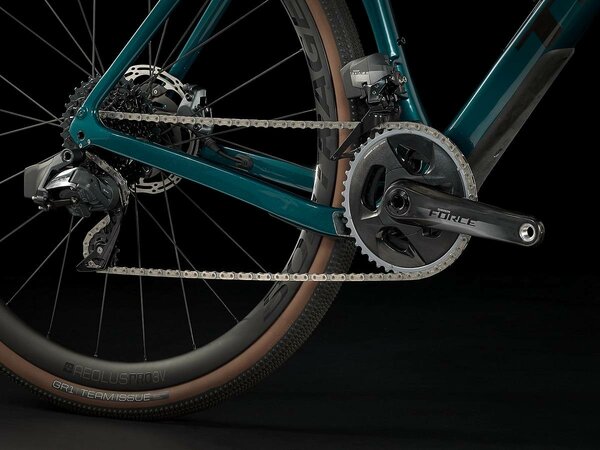 Testovaný bicykel Trek Checkpoint SL 7 eTap Dark Aquatic/Carbon Smoke 2023