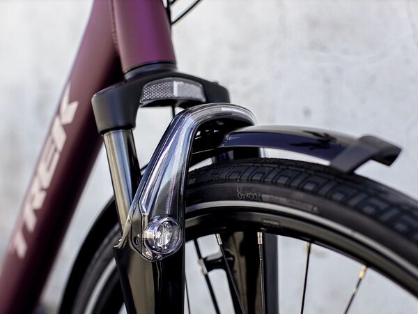 Bicykel Trek District 2 Equipped Lowstep Matte Mulberry 2022