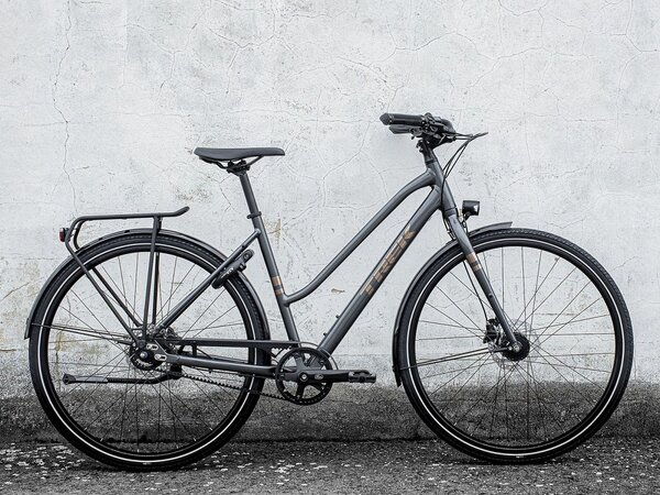 Bicykel Trek District 4 Equipped Stagger Lithium Grey 2023