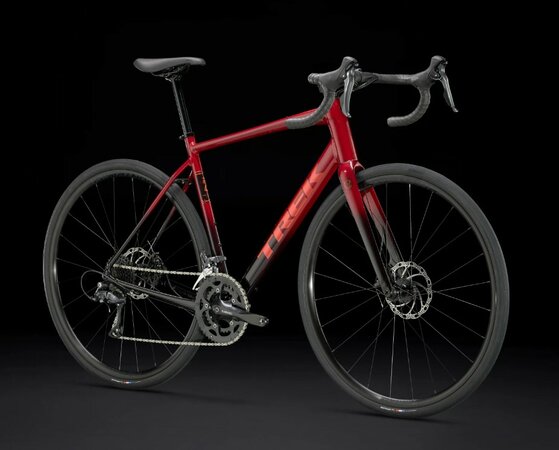 Bicykel Trek Domane AL 2 Gen 4 Crimson to Dark Carmine Fade 2026