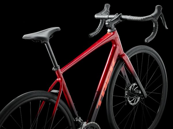 Bicykel Trek Domane AL 2 Gen 4 Crimson to Dark Carmine Fade 2026