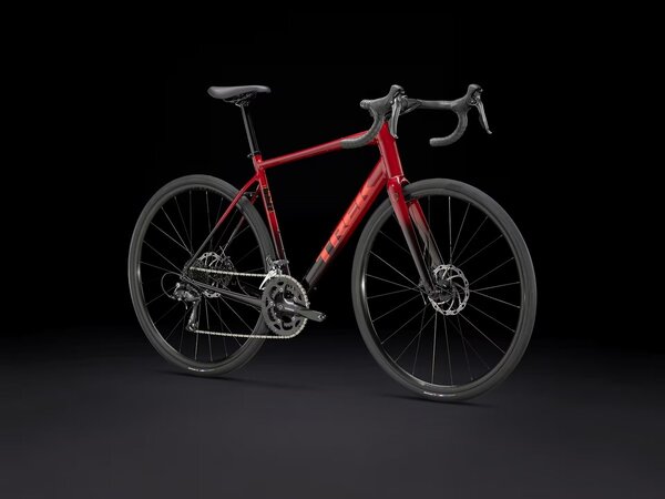 Bicykel Trek Domane AL 2 Gen 4 Crimson to Dark Carmine Fade 2026