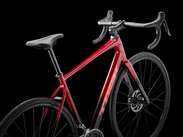 Bicykel Trek Domane AL 2 Gen 4 Crimson to Dark Carmine Fade 2026