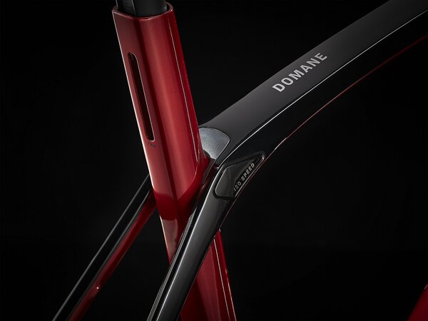 Bicykel Trek Domane SL 6 eTap Crimson/Trek Black 2022