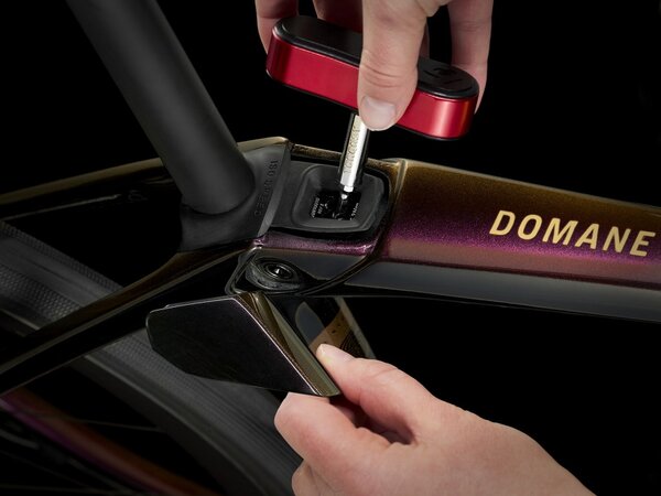 Bicykel Trek Domane SLR 6 AXS Gen 4 Axinite Flip/Trek Black 2024