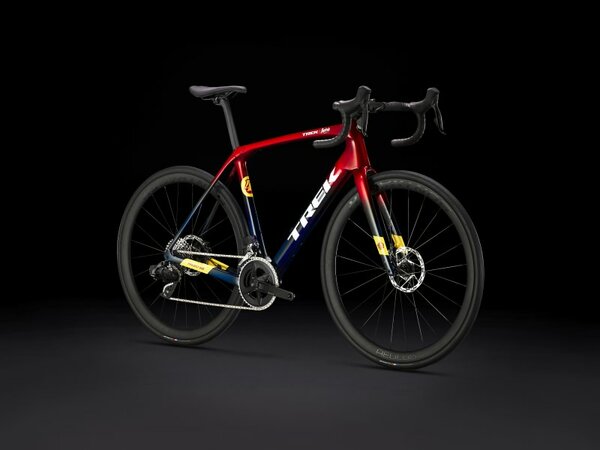 Bicykel Trek Domane SLR 6 AXS Gen 4 Metallic Red Smoke to Blue Smoke Fade 2024