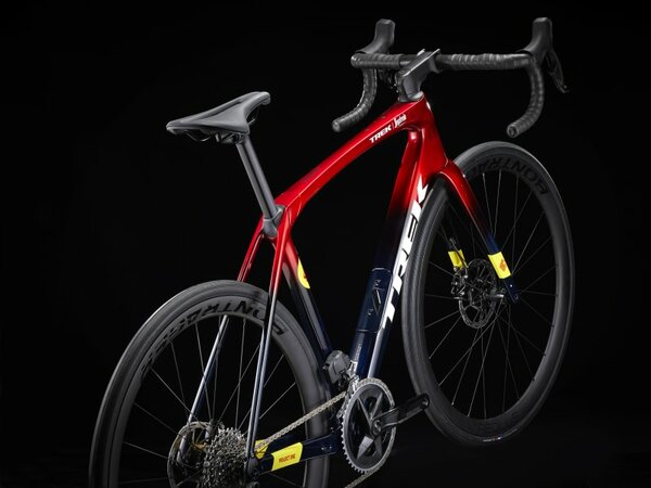 Bicykel Trek Domane SLR 6 AXS Gen 4 Metallic Red Smoke to Blue Smoke Fade 2024