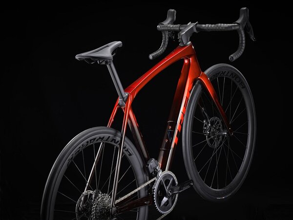 Bicykel Trek Domane SLR 6 AXS Gen 4 Metallic Red Smoke to Red Carbon Smoke 2024
