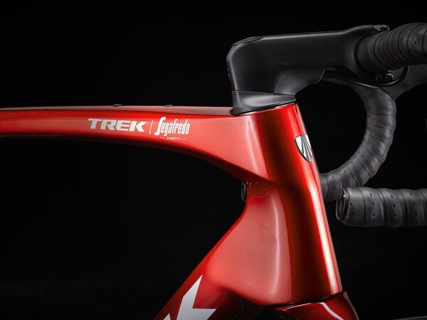 Bicykel Trek Domane SLR 6 AXS Gen 4 Metallic Red Smoke to Red Carbon Smoke 2024