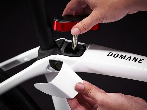 Bicykel Trek Domane SLR 6 Gen 4 Crystal White 2024