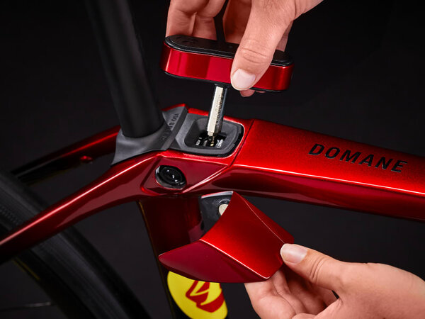 Bicykel Trek Domane SLR 6 Gen 4 Metallic Red Smoke to Blue Smoke Fade 2024