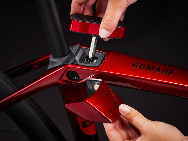 Bicykel Trek Domane SLR 6 Gen 4 Metallic Red Smoke to Red Carbon Smoke 2024