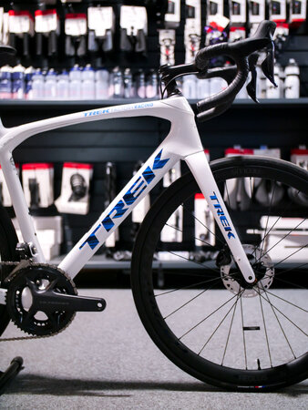Testovaný bicykel Trek Domane SLR 7 White/Blue 2022