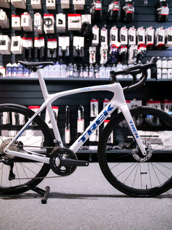 Testovaný bicykel Trek Domane SLR 7 White/Blue 2022