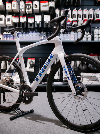 Testovaný bicykel Trek Domane SLR 7 White/Blue 2022