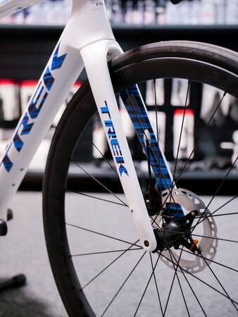 Testovaný bicykel Trek Domane SLR 7 White/Blue 2022