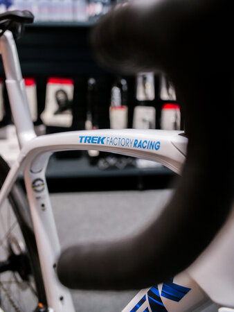 Testovaný bicykel Trek Domane SLR 7 White/Blue 2022