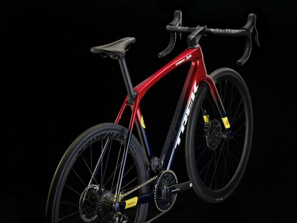 Bicykel Trek Domane SLR 7 AXS Gen 4 Metallic Red Smoke to Blue Smoke Fade 2024